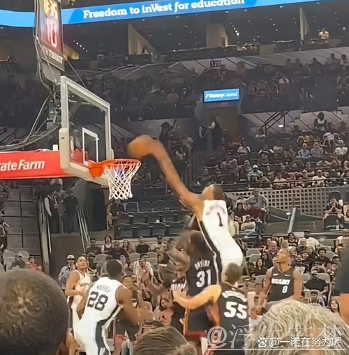 桑普森双变向戏耍对手，脚踝终结后单臂暴扣热血庆祝